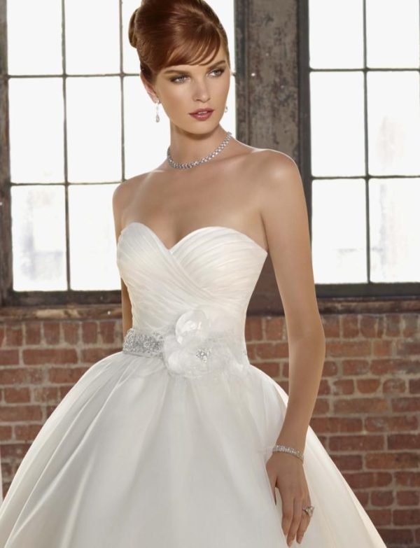 Voordelige Sissi bruidsjurk strapless