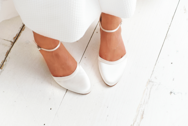 Bruidsschoenen brede lage hak